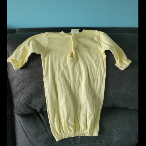 Baby's size 0-3 months (up to 11 lb) yellow layette - Picture 1 of 1